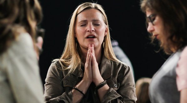 MDM 2022 - Kobieta modląca się za prześladowanych chrześcijan