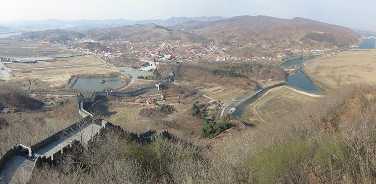 Zdjęcie: Graniczna rzeka Yalu między Chinami a Koreą Płn. (Źródło: WWM)