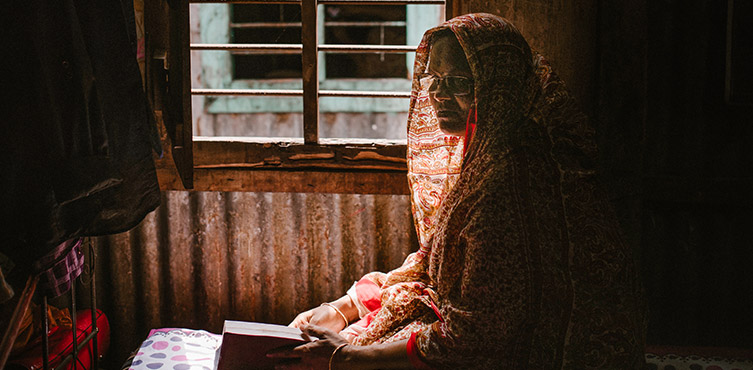 Zdjęcie: Kakon z Bangladeszu przez 15 lat nie wiedziała, że jej mąż Monir potajemnie naśladował Jezusa. Kiedy o tym usłyszała, chciała rozwieść się z mężem. Ale pozytywne zmiany w charakterze Monira sprawiły, że zaczęła myśleć i sama stała się chrześcijanką.