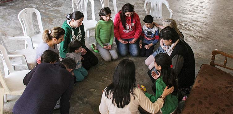 Miejscowi partnerzy Open Doors odwiedzają syryjskich uchodźców i modlą się z nimi