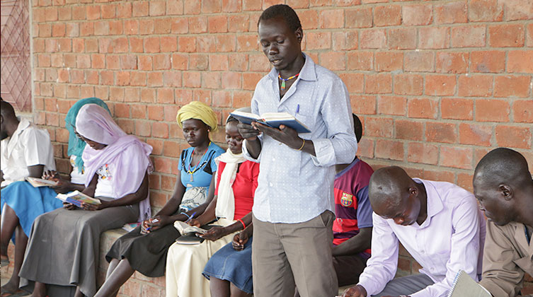 Zdjęcie: Wspólne czytanie Biblii podczas szkolenia dla pracowników kościelnych