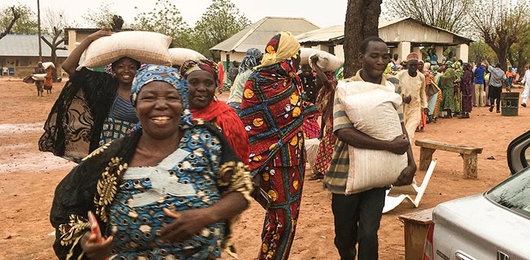 Dystrybucja pomocy żywnościowej wśród chrześcijan w Nigerii.