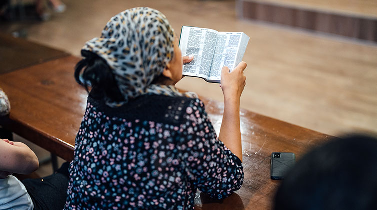 Zdjęcie symboliczne: kobieta czytająca Biblię