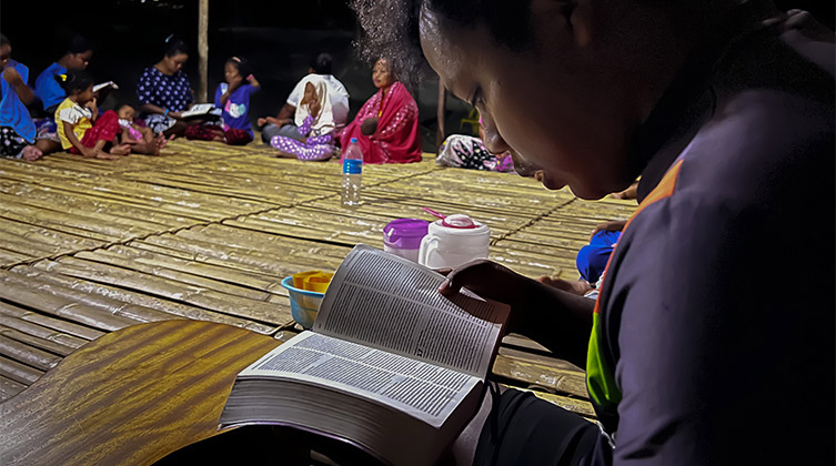 Wysiedleni chrześcijanie znajdują pocieszenie we wspólnym studiowaniu Biblii