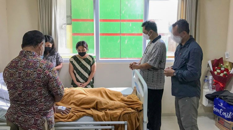 Partnerzy Open Doors odwiedzają w szpitalu rannego ochroniarza Cosmasa