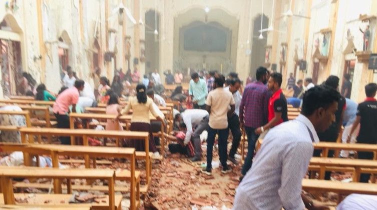 Zdjęcie: Wnętrze kościoła św. Sebastiana w Negombo po eksplozji (źródło: nieznane)